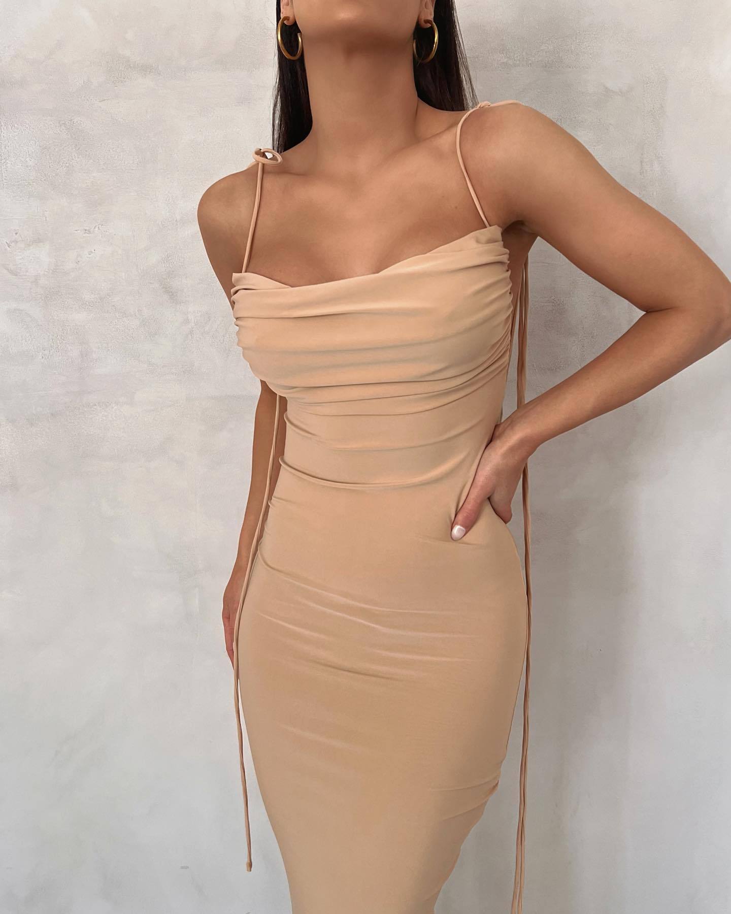 Robe Longue Élégante à Lacets