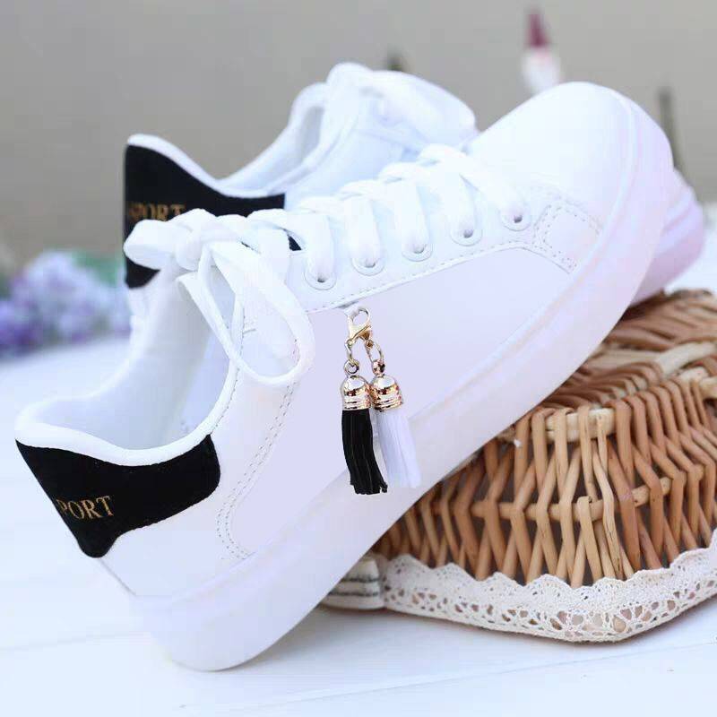 Baskets Blanches Féminines avec Détail Pompon