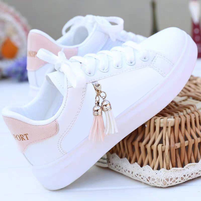 Baskets Blanches Féminines avec Détail Pompon