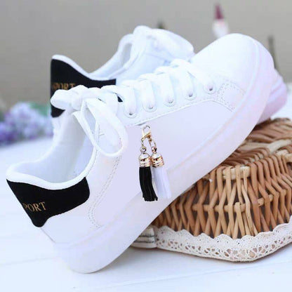 Baskets Blanches Féminines avec Détail Pompon